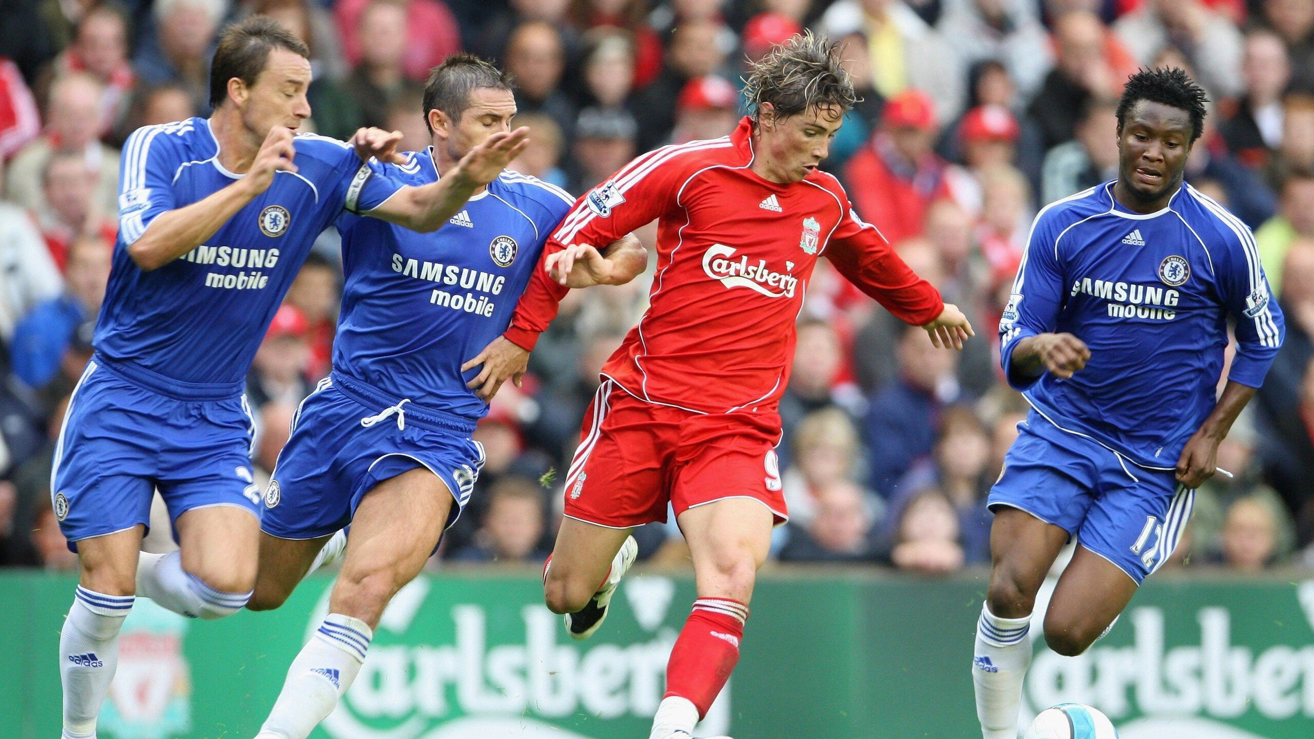 开云体育APP下载-皇马稳居西甲榜首，巴萨紧追其后，争冠悬念激烈，西甲皇马与巴萨